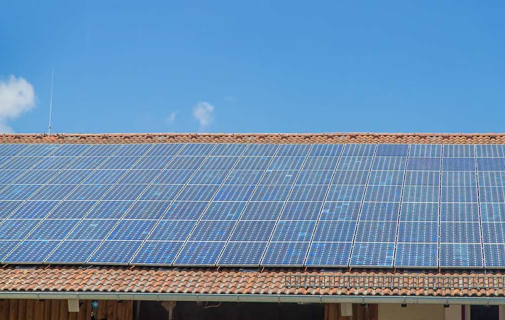 Miért nem emeli le az erős szél a napelemeket a tetőről?