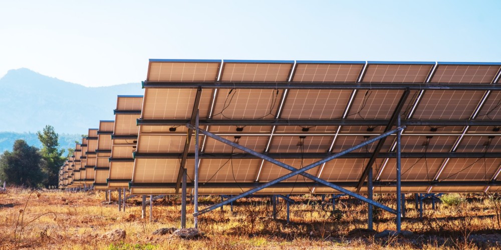 Miért jó, hogyha a földre telepítjük a napelem rendszerünket? Miért jó, hogyha a földre telepítjük a napelem rendszerünket?