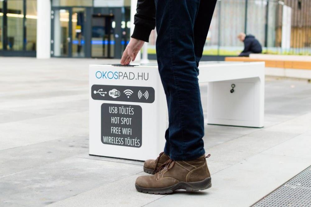 A pad, amellyel telefont lehet tölteni A pad, amellyel telefont lehet tölteni