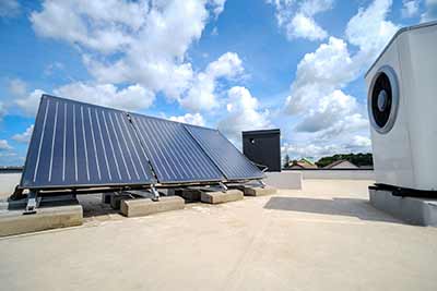 Napelemes parkolók és energiaközösségek Magyarországon? Napelemes parkolók és energiaközösségek Magyarországon?