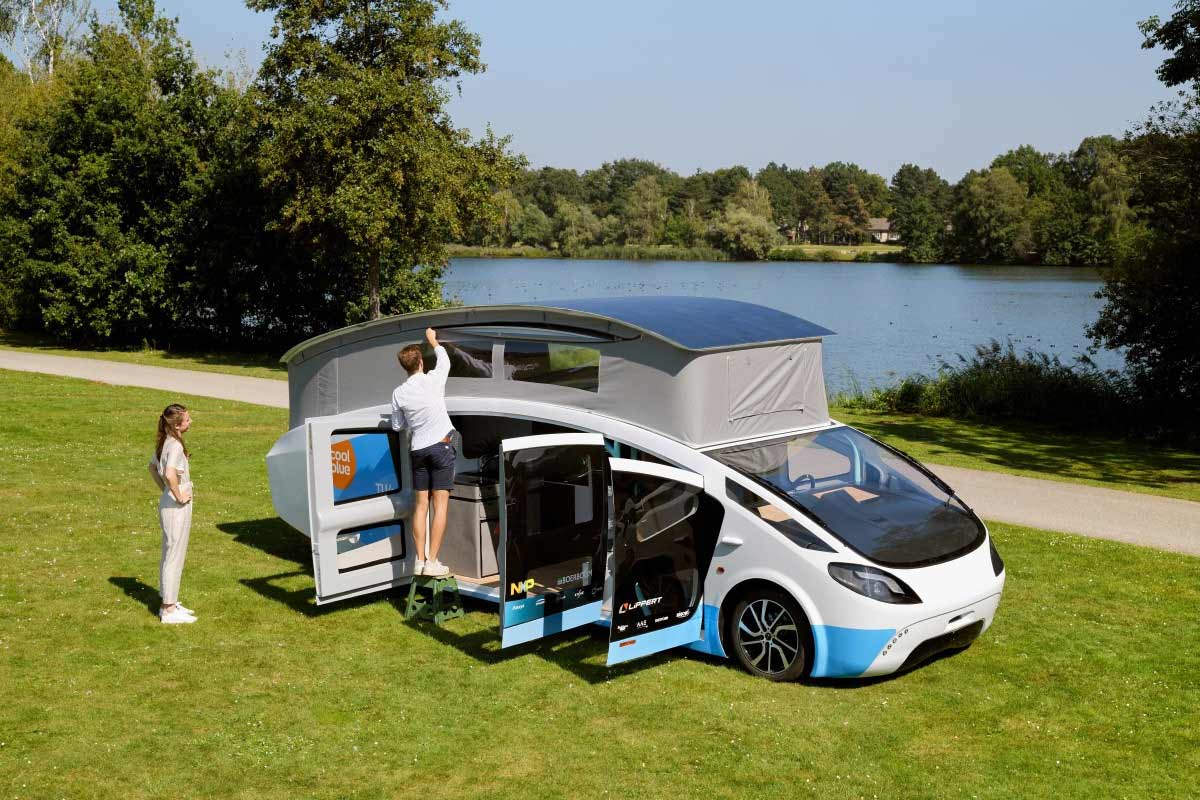 Úton a jövő felé: közeledik a napelemes lakóautók kora